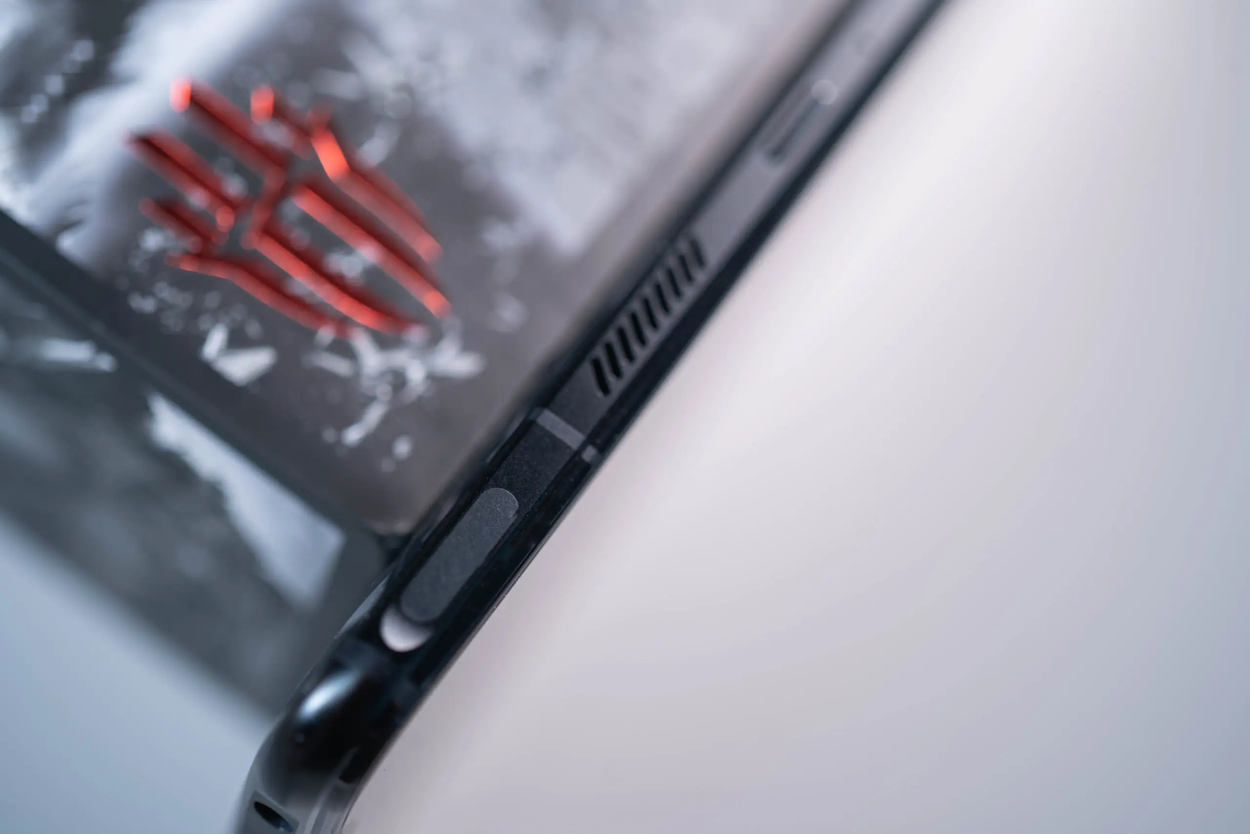 红魔7游戏手机体验：极致“内卷”的王牌游戏手机  打造峡谷的“第七神装”-锋巢网