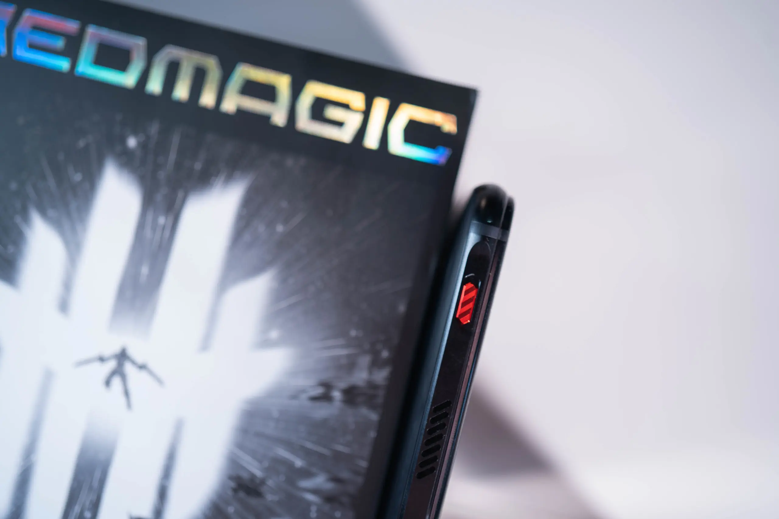 紅魔7游戲手機體驗：極致“內卷”的王牌游戲手機  打造峽谷的“第七神裝”-鋒巢網